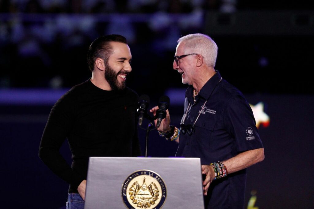 El presidente de El Salvador, Nayib Bukele, anunció el lanzamiento de un programa de becas para estudios vocacionales, universitarios y técnicas para todos los jóvenes del país.