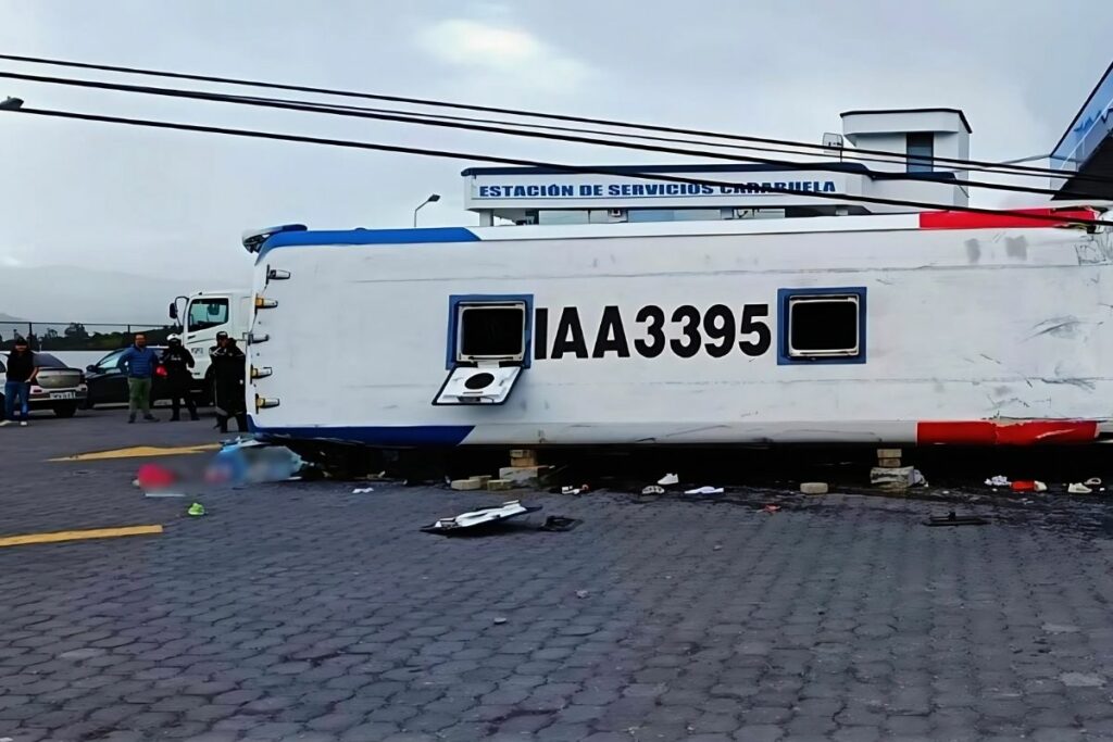 El bus se volcó con pasajeros en su interior, a pocos metros de una gasolinera