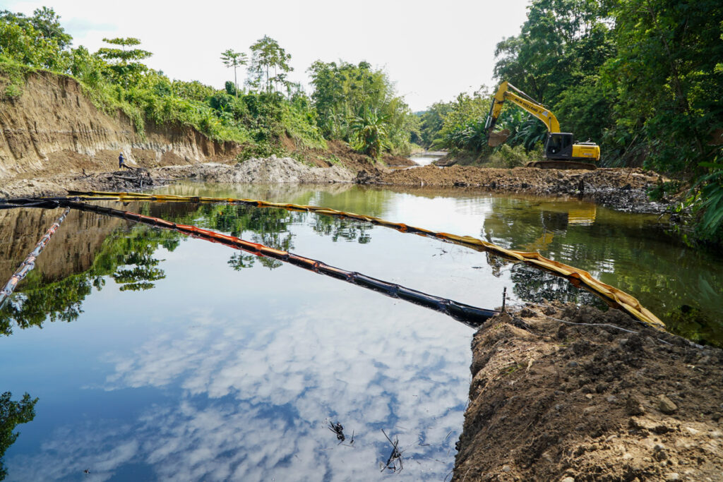 Trabajos en la zona del derrame de petróleo tras la rotura del Sote, en el sector el Vergel, en Quinindé. Foto: Petroecuador/EFE