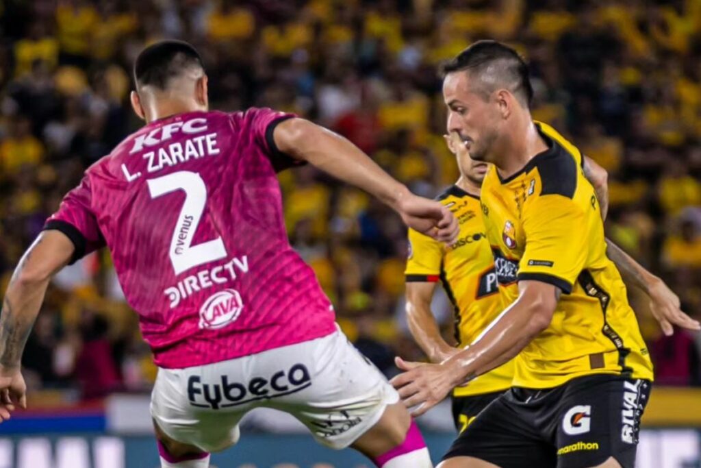 Octavio Rivero (d) en un partido de Barcelona SC enfrentando a Independiente del Valle en la Liga Pro 2025.