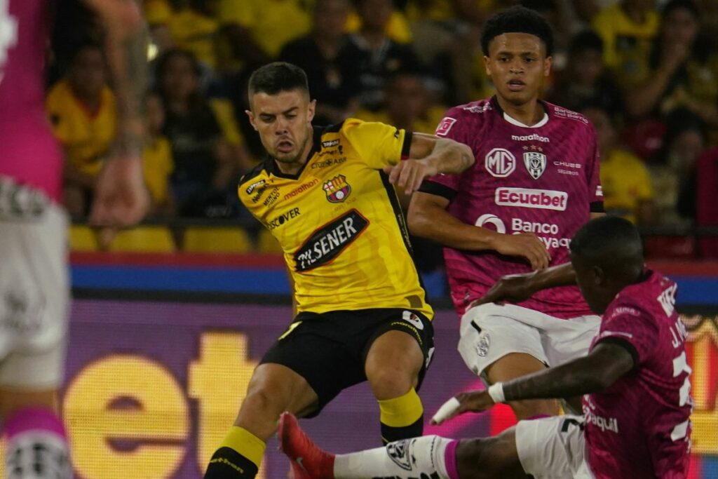 Joaquín Valiente (i) marca a Patrick Mercado en un partido de Barcelona SC e Independiente del Valle de la Liga Pro 2025.