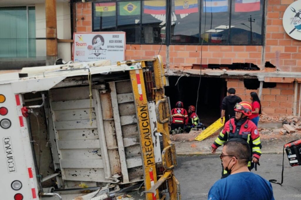 El choque de un camión contra una vivienda en el norte de Quito dejó personas heridas y daños materiales