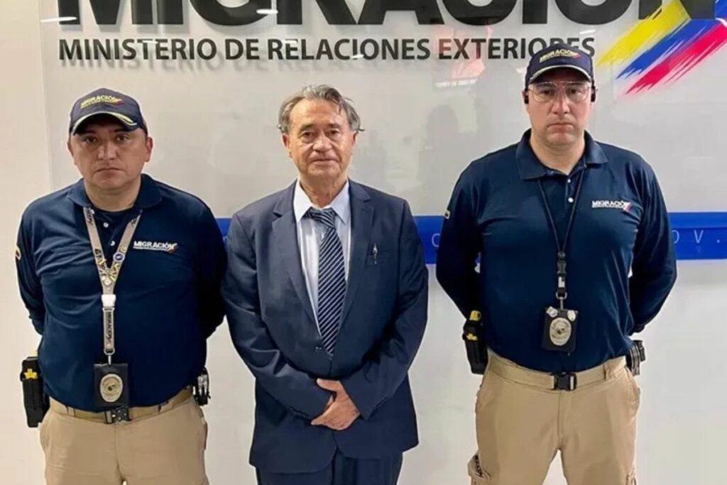 Fotografía cedida por Migración Colombia de la detención de Carlos Lehder (c), exnarcotraficante colombiano, a su llegada a Colombia.
