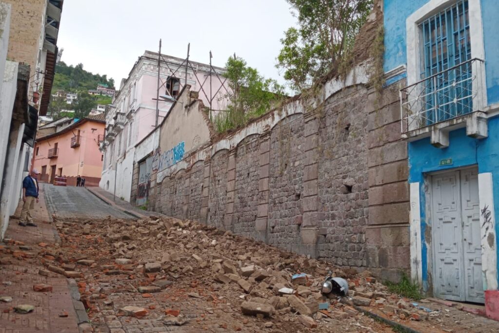 La casa patrimonial en Quito, cuyo muro fue afectado, está ubicada en el centro.