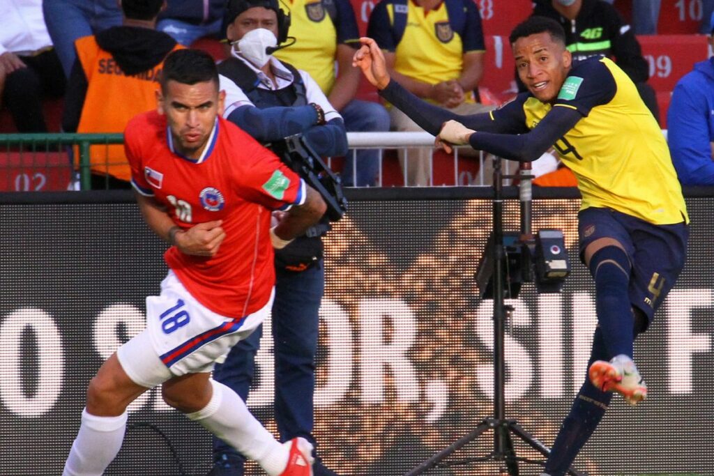 Sebastián Vegas (i) marca a Byron Castillo en las eliminatorias al Mundial 2022.