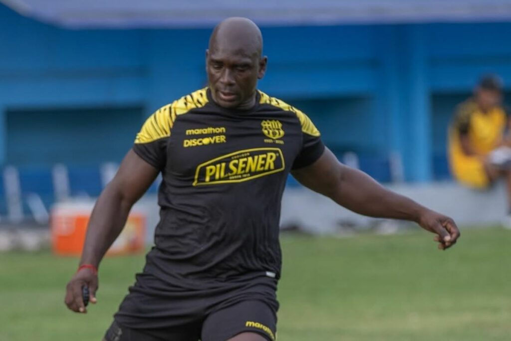 Segundo Castillo en un entrenamiento como entrenador de Barcelona SC.