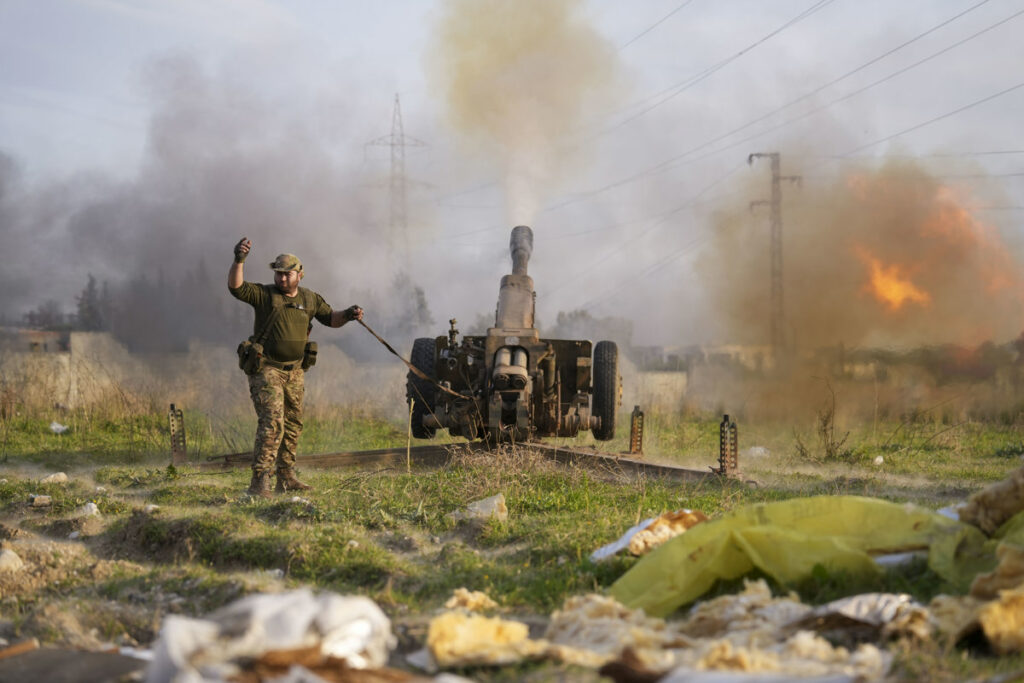 Las fuerzas de la nueva administración siria mandan refuerzos a Jableh, en la provincia costera de Latakia, donde se están produciendo intensos choques con combatientes leales al antiguo régimen . Foto: EFE
