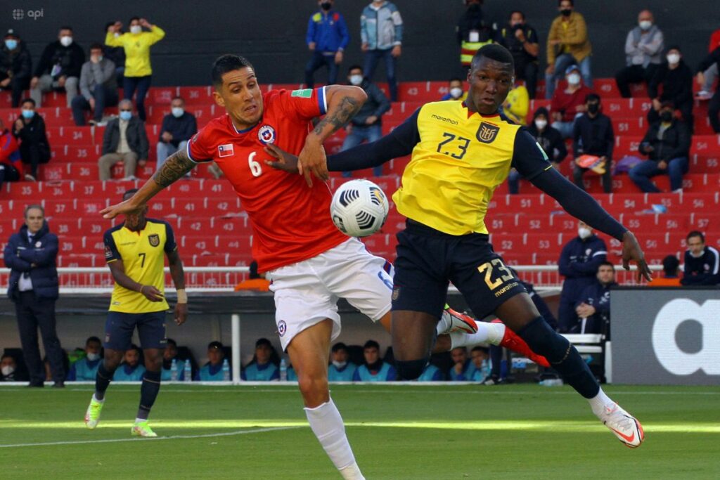 Enzo Roco (i) y Moisés Caicedo en un partido entre Chile y Ecuador en las eliminatorias a Catar 2022.