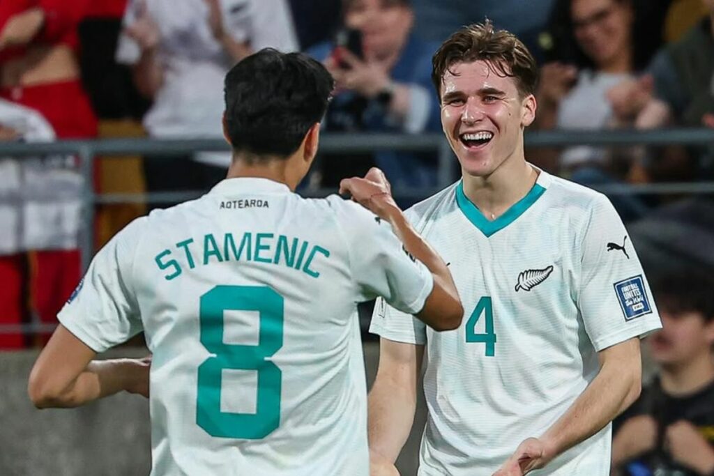 Marko Stamenic (i) y Tyler Bindon, jugadores de la Selección de Nueva Zelanda en las eliminatorias al Mundial 2026.