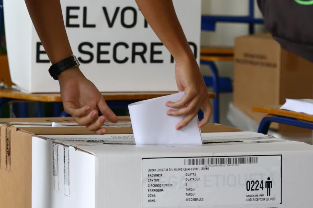 El COE exhortó al CNE que no establezca multas a quienes no pueden votar en las provincias declaradas en emergencia.