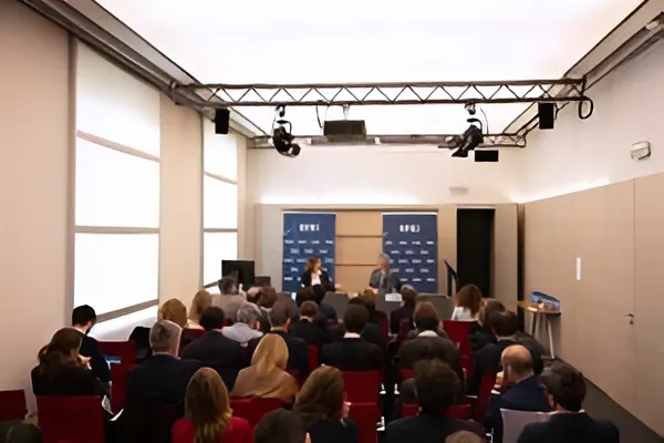 Comisión Europea durante una conversación pública.