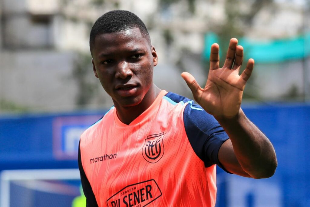 El jugador Moises Caicedo saluda durante un entrenamiento con la selección de fútbol de Ecuador este martes, en la Casa de la Selección en Quito.