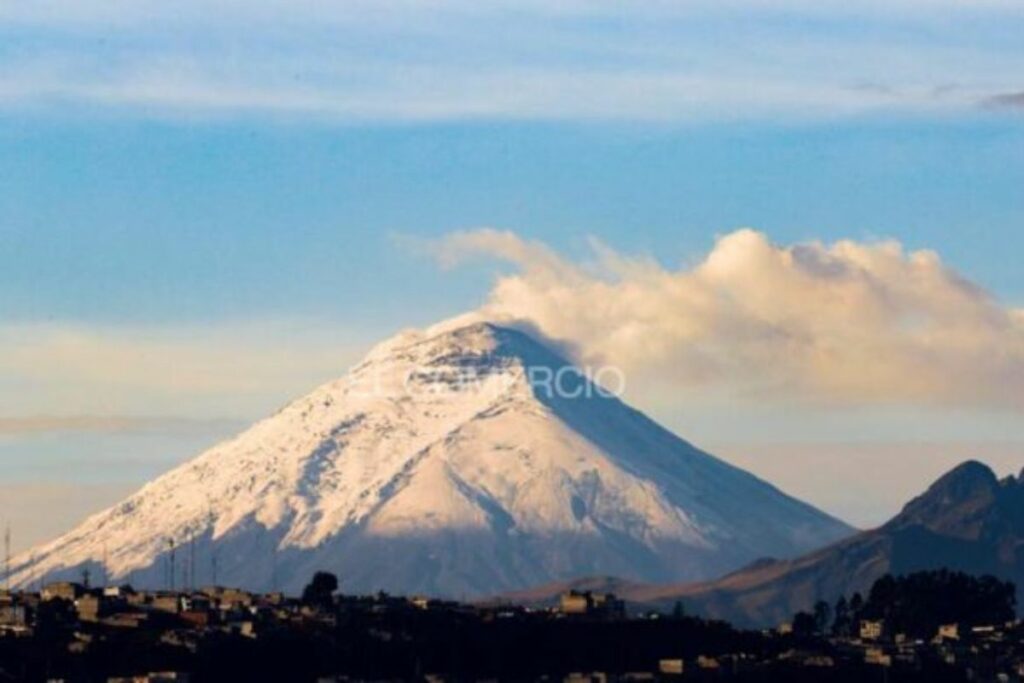 El Ministerio del Ambiente alertó sobre la ocurrencia de una avalancha en el volcán Cotopaxi, donde estaban turistas.