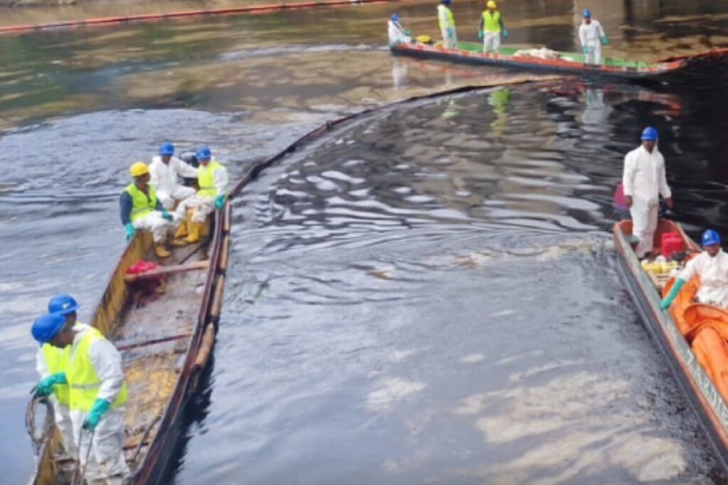 El Gobierno informó sobre las labores de mitigación y la cantidad de crudo que ha logrado contener en Esmeraldas.