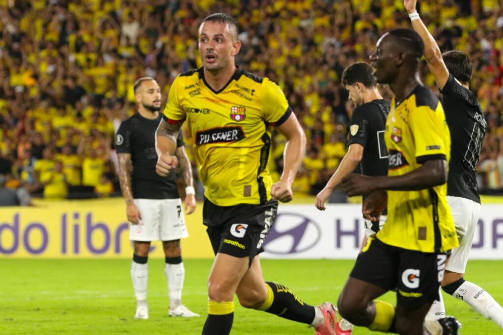 Octavio Rivero (i) de Barcelona celebra tras anotar un gol ante Corinthians este miércoles, en un partido de la tercera ronda de la Copa Libertadores entre Barcelona SC y Corinthians en el estadio Monumental.