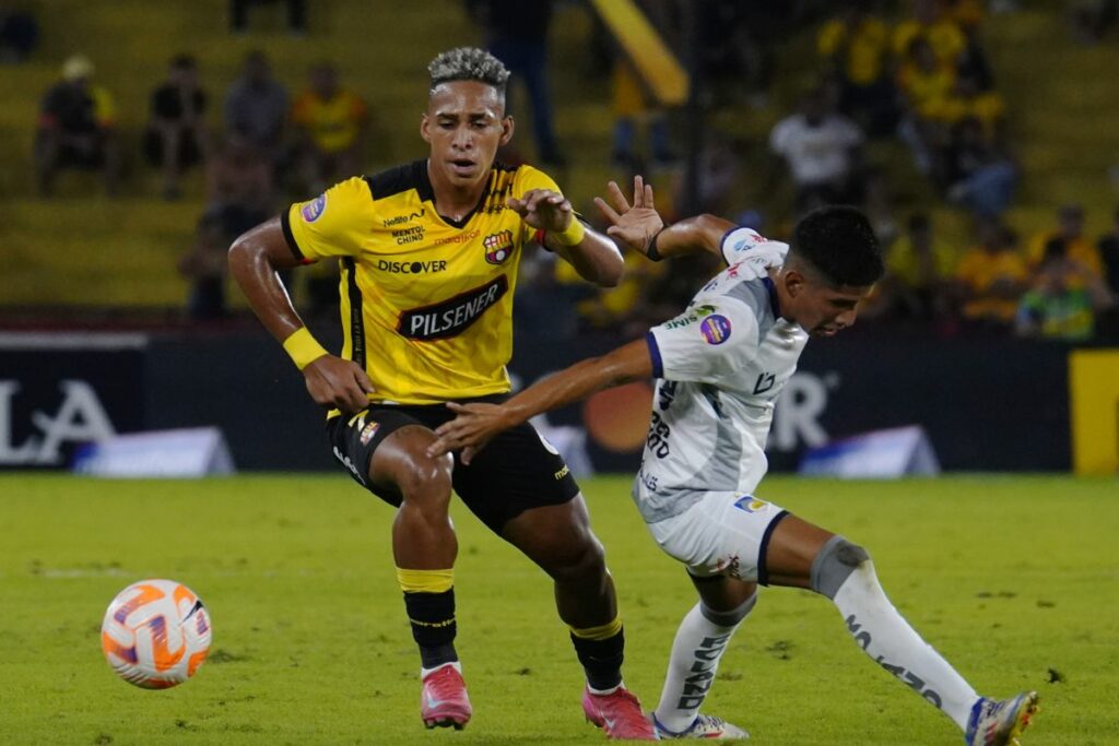 Jandry Gómez (i) enfrentando a Delfín con la camiseta de Barcelona SC.