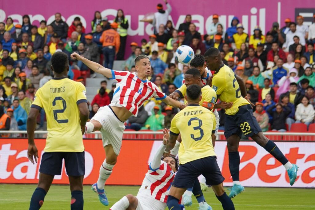 Félix Torres (2) y Piero Hincapié (3) forman parte de la defensa de Ecuador.