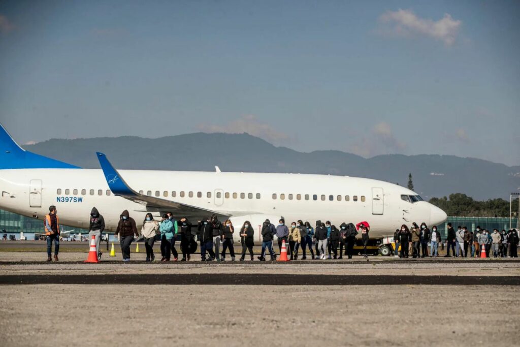 Vista de un grupo de personas deportadas procedentes de Estados Unidos, en una fotografía de archivo.