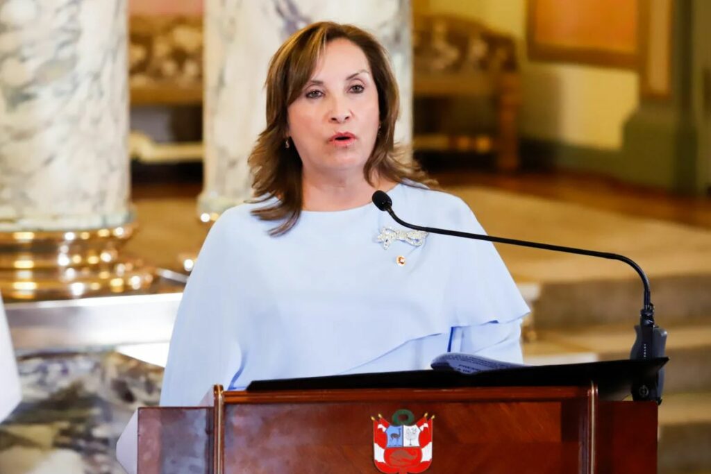 Dina Boluarte, presidenta de Perú, durante una rueda de prensa.