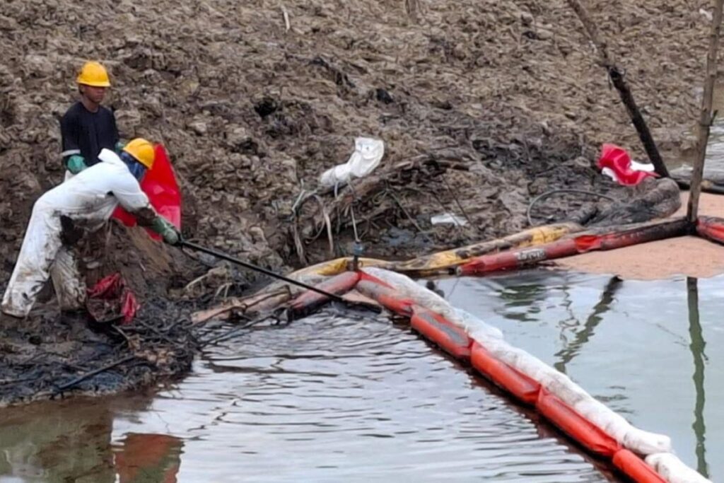 El colapso del dique en Esmeraldas se dio este martes, en medio de la remediación por el derrame de petróleo.