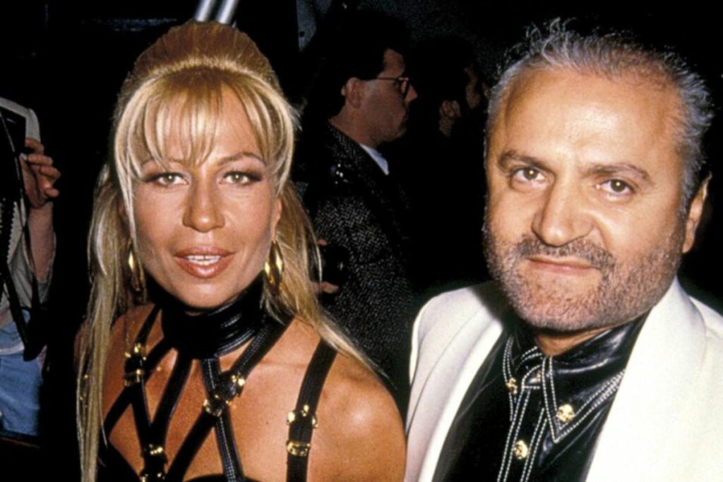Donatella Versace junto a su hermano mayor, Gianni.
