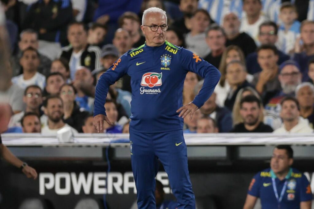 Dorival Júnior en un partido de las eliminatorias sudamericanas para el Mundial de 2026 entre las selecciones de Argentina y Brasil en el estadio Monumental en Buenos Aires.