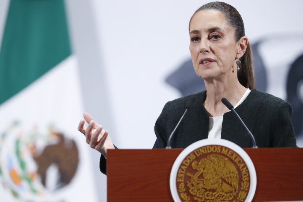 La presidenta de México, Claudia Sheinbaum, habla durante una rueda de prensa este jueves, en Palacio Nacional en Ciudad de México (México). Sheinbaum, celebró el aplazamiento de un mes en los aranceles del 25 % anunciados por EE.UU., tras sostener una llamada "excelente y respetuosa" con el presidente estadounidense, Donald Trump, y destacar una colaboración con "resultados sin precedentes" entre ambos países.