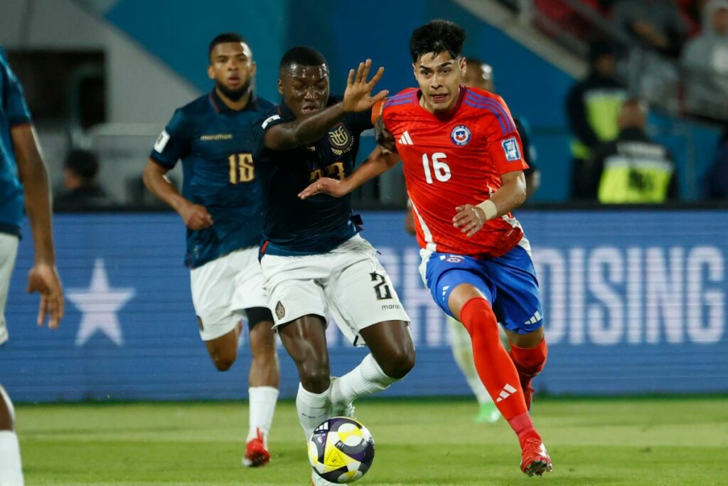 Darío Osorio (d) de Chile disputa el balón con Moisés Caicedo.