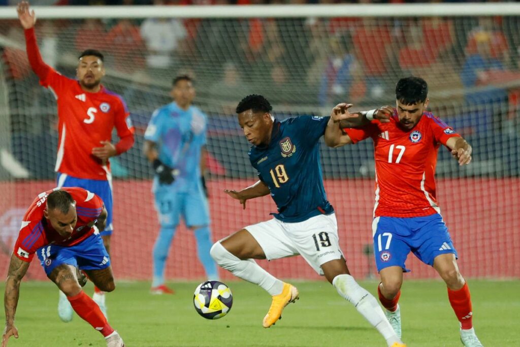 Gabriel Suazo (d) de Chile disputa el balón con Gonzalo Plata de Ecuador este martes 25 de marzo de 2025 en un partido de las eliminatorias sudamericanas para el Mundial de 2026.