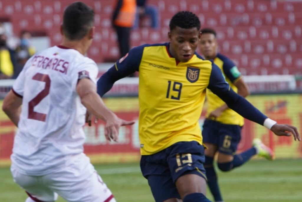 Gonzalo Plata con la Selección de Ecuador enfrentando a Venezuela en las eliminatorias al Mundial 2022.