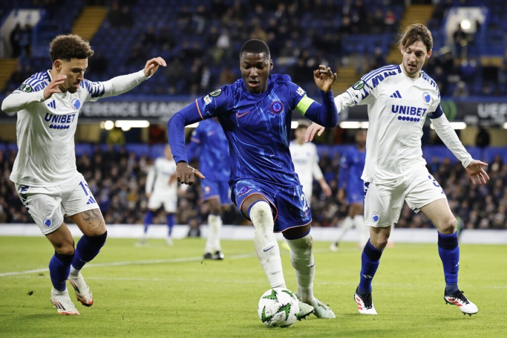 Moisés Caicedo conduce un balón con el Chelsea ante el Copenhague en la UEFA Conference League.