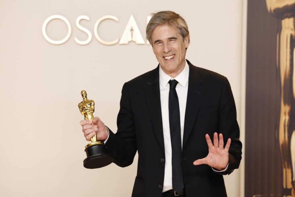 El cineasta Walter Salles, de Brasil, posa con el Óscar a mejor película internacional por 'I'm Still Here' este domingo, en la 97º edición de los premios Oscar. Foto EFE