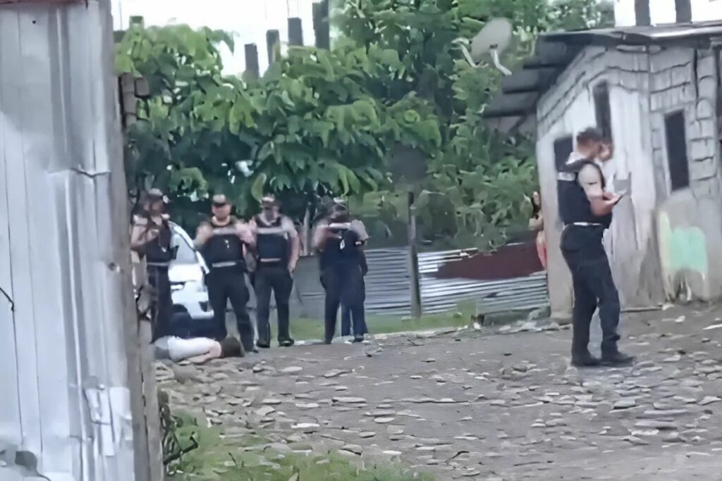 La Policía llegó al lugar para realizar el levantamiento de los cuerpos sin vida
