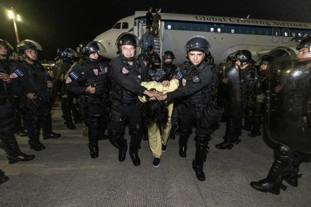 Policías de la Unidad de Mantenimiento del Orden (UMO) trasladando a supuestos miembros de la banda criminal conocida como Tren de Aragua.