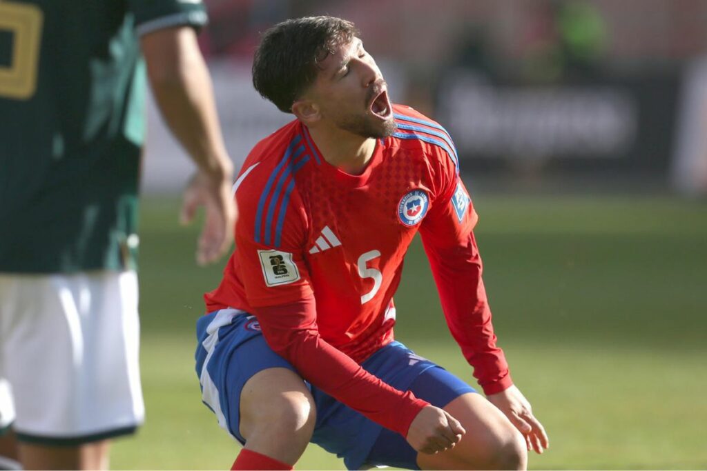 Felipe Loyola reacciona en un partido por las eliminatorias sudamericanas para el Mundial 2026 entre las selecciones de Bolivia y Chile en el estadio Municipal en El Alto.