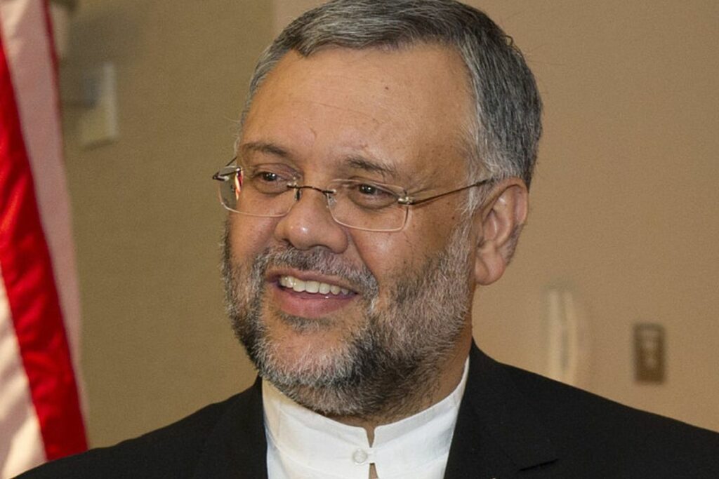 El embajador de Sudáfrica, Ebrahim Rasool, en el Iftar musulmán en el Pentágono.