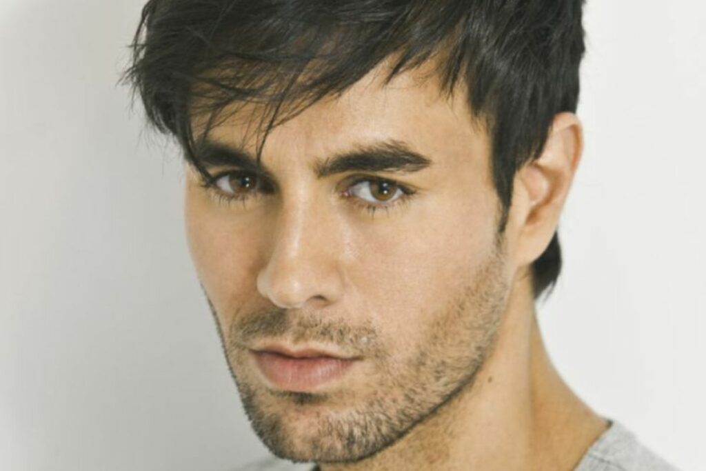 Enrique Iglesias tiene una relación con la extenista Anna Kournikova desde 2001.