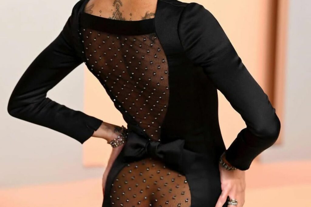 Zoë Kravitz llevó un atuendo con escote inferior en la fiesta de Vanity Fair de los Oscar 2025.