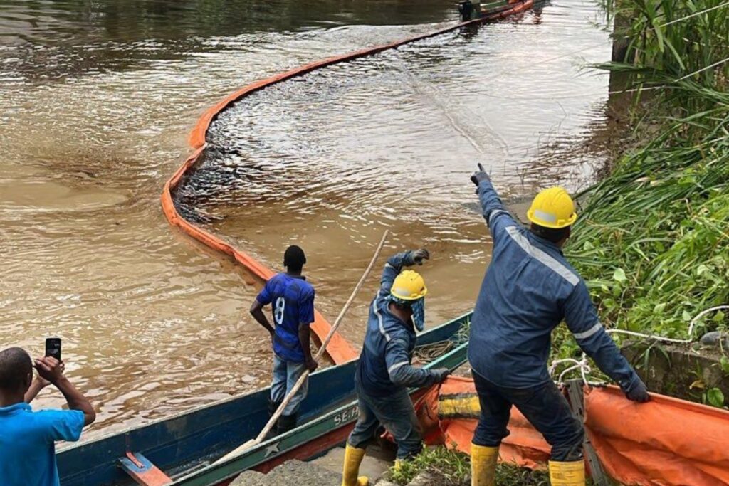 Esmeraldas en emergencia ambiental y sin agua por contaminación de crudo.