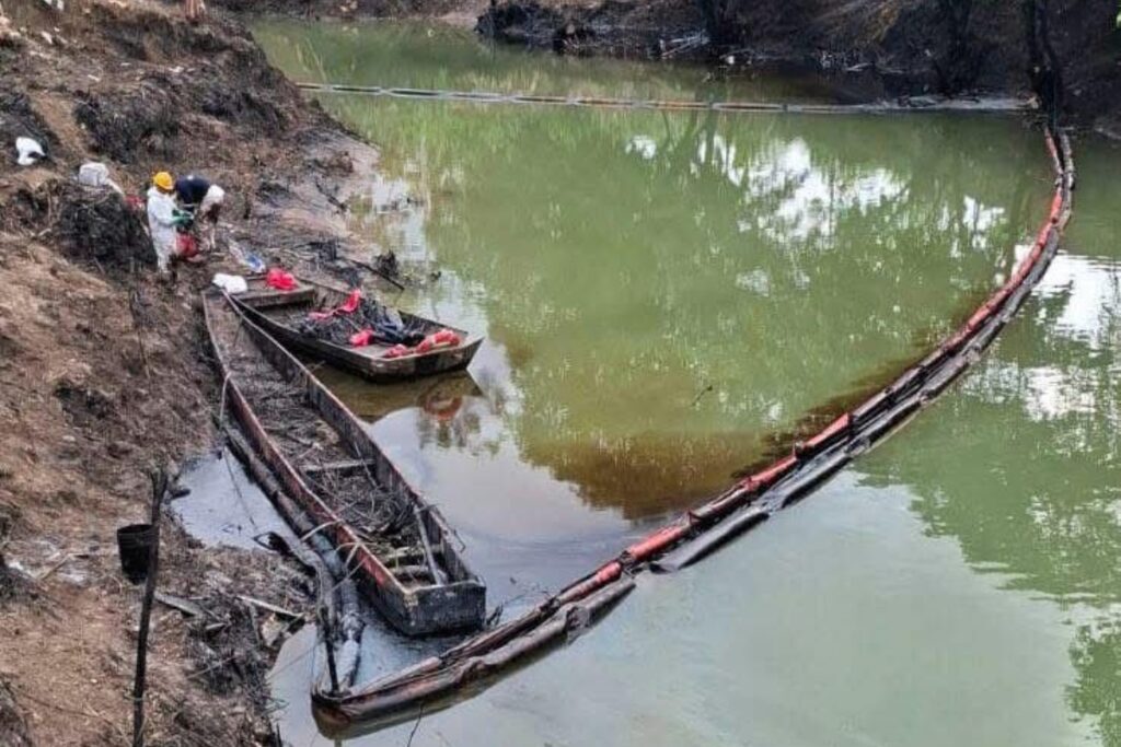 El derrame de petróleo en Esmeraldas ocurrió el 13 de marzo de 2025.