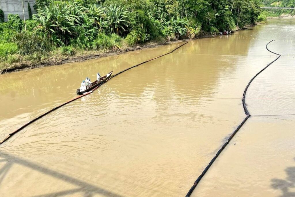 Los ríos de Esmeraldas están contaminados por el derrame de crudo y el Gobierno realiza labores de remediación.
