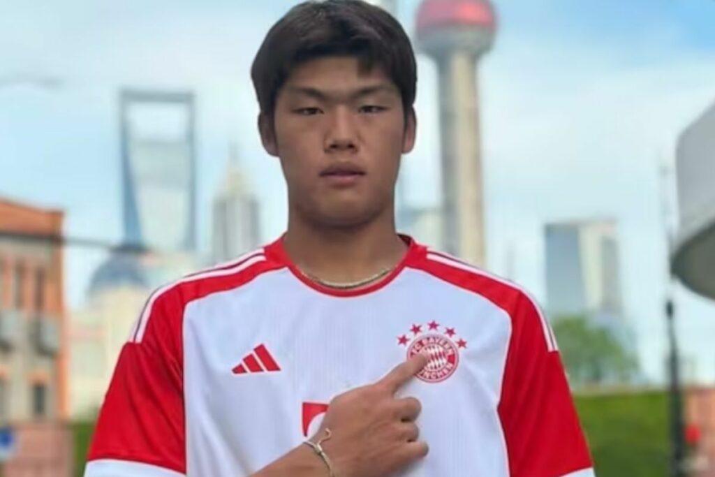 Guo Jiaxuan con la camiseta del Bayer Múnich de Alemania.
