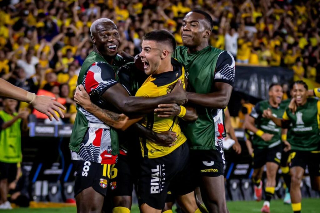 Gabriel Cortez (i), Joaquín Valiente y Jhonny Quiñónez, jugadores de Barcelona SC.