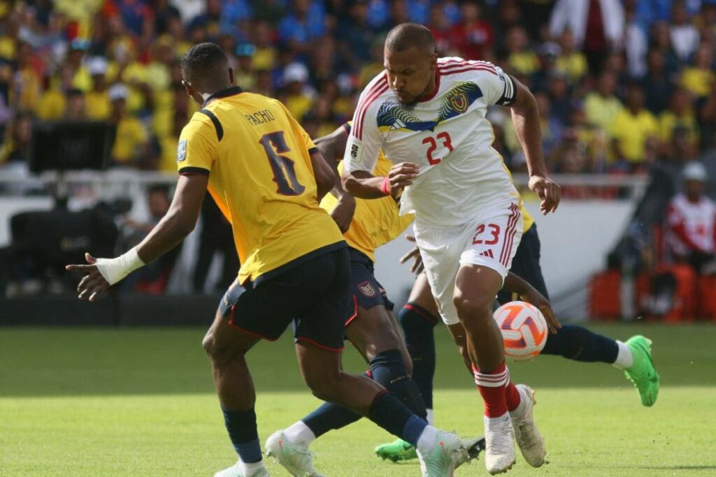 Willian Pacho (i) marca a Salomón Rondón en el partido de Ecuador y Venezuela del pasado 21 de marzo de 2025.
