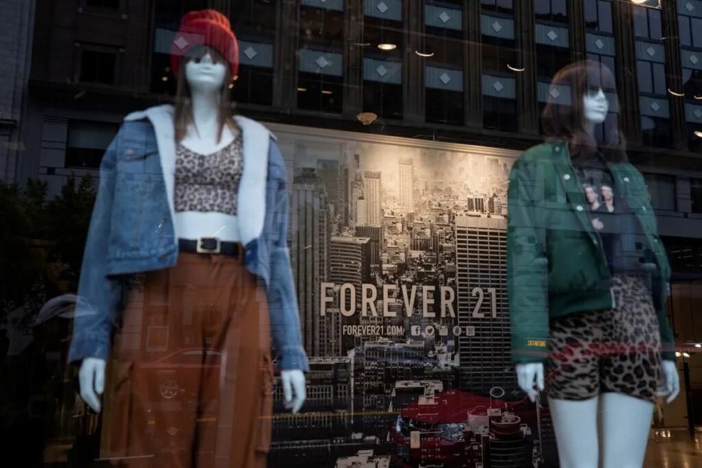 La tienda Forever 21 se dedica a la comercialización de ropa para hombres y mujeres