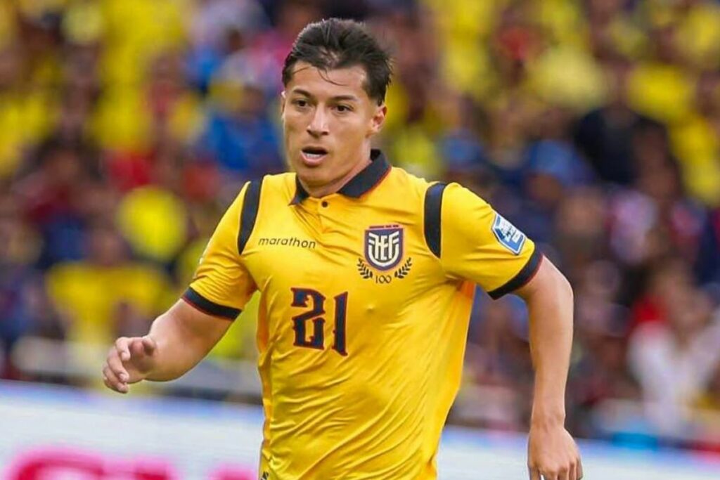 Alan Franco con la selección de Ecuador enfrentando a Venezuela en las eliminatorias al Mundial 2026.