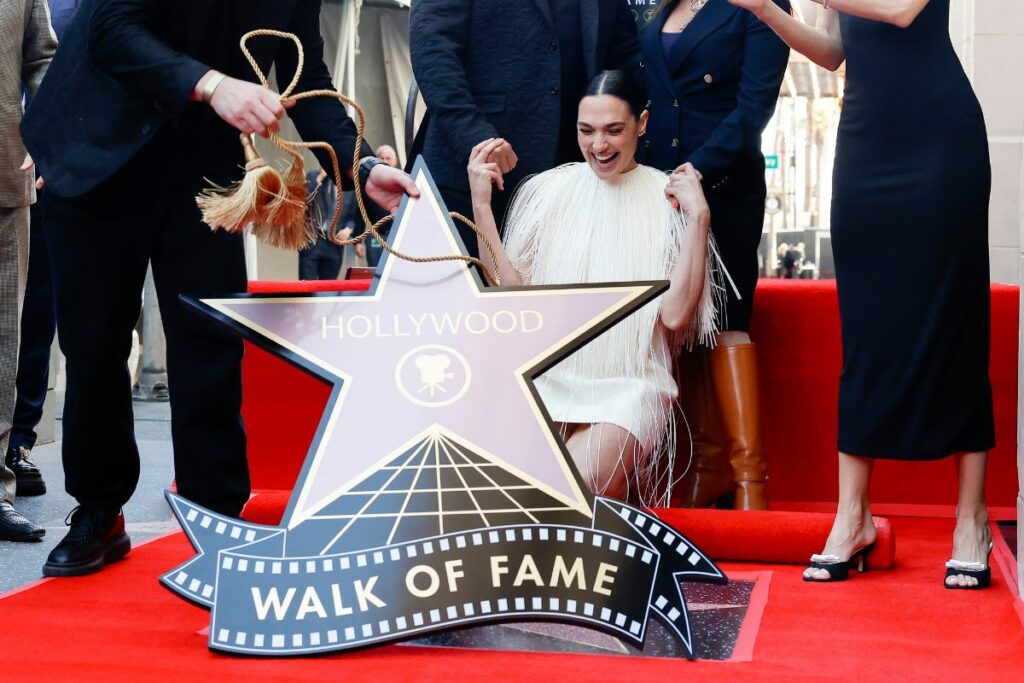Gal Gadot recibe su estrella de la fama en Hollywood.