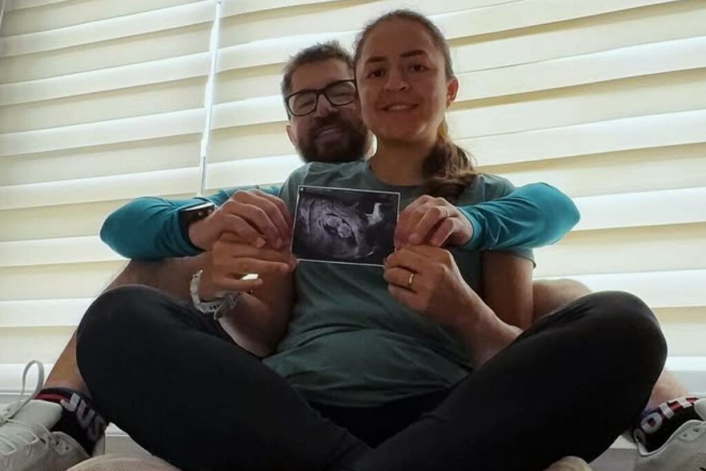 Glenda Morejón y su esposo Marlon Pesantez anunciaron el embarazo de la atleta ecuatoriana.