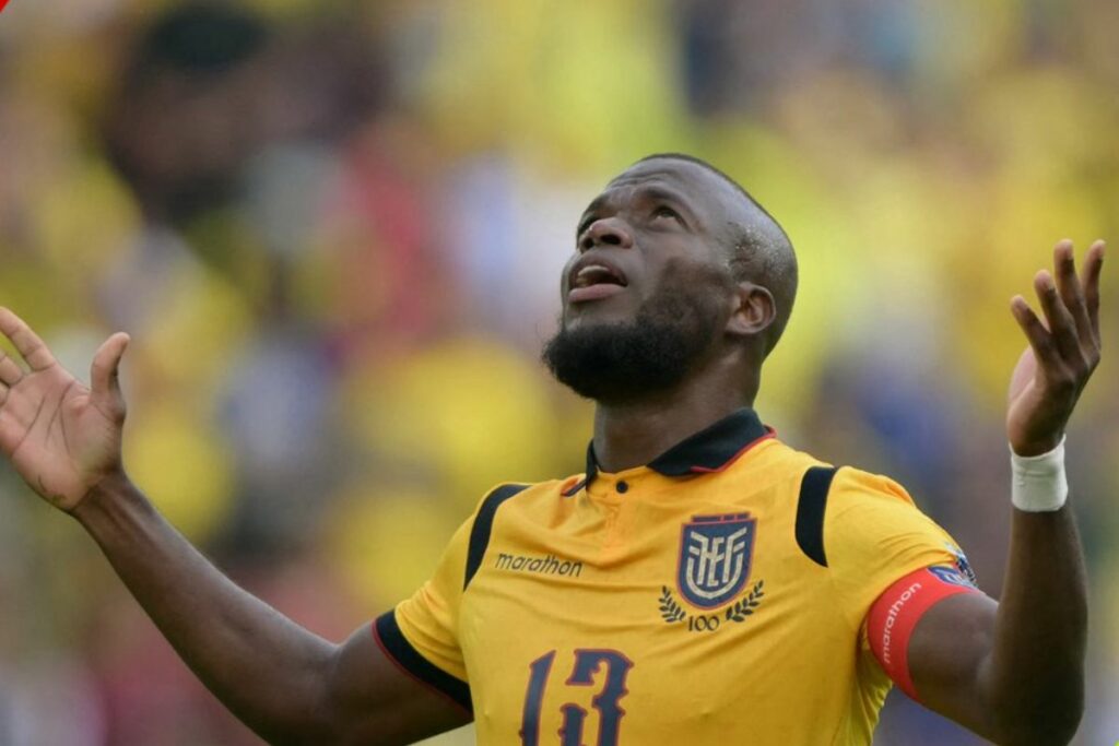 Enner Valencia celebra un gol marcado con Ecuador en las eliminatorias al Mundial 2026.