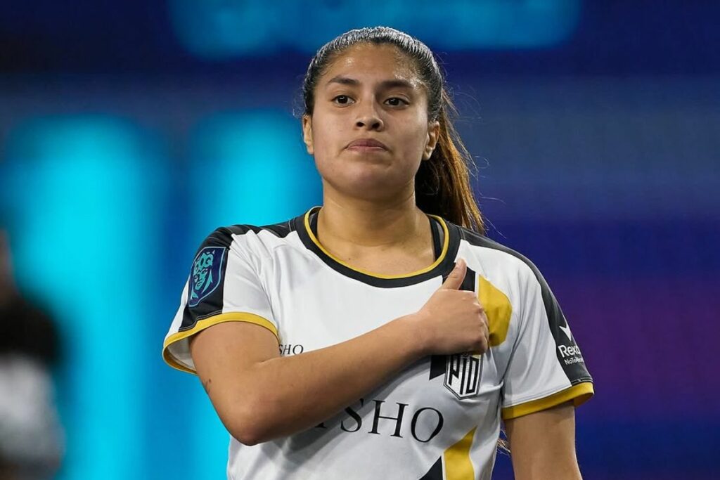 Antonela Romoleroux festeja el gol marcado con Pío FC en la Queens League.